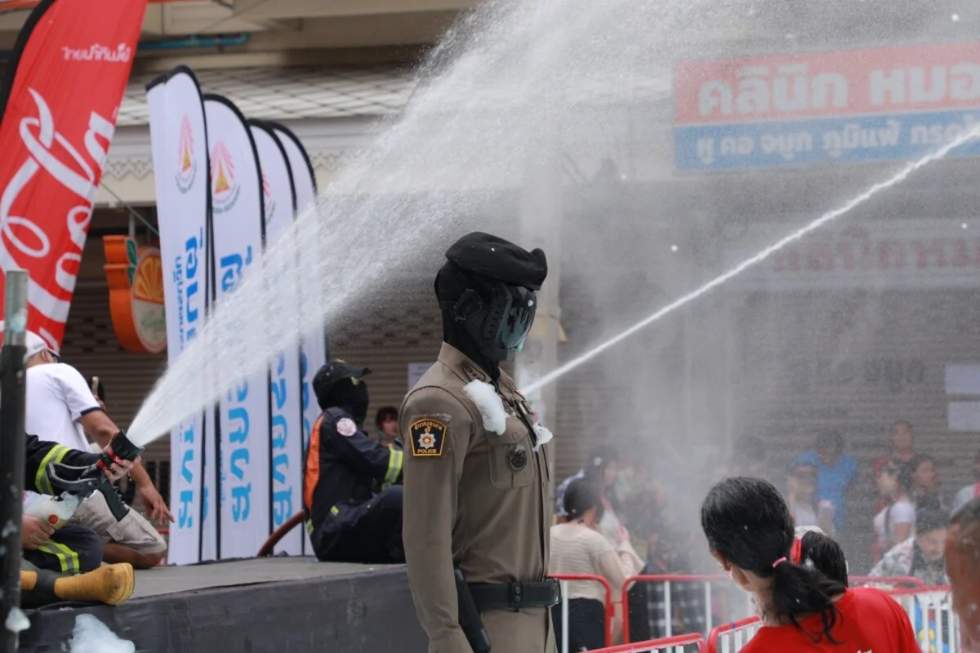 Robot policier thaïlandais dans une manifestation, aux côté de la police thaïlandaise.