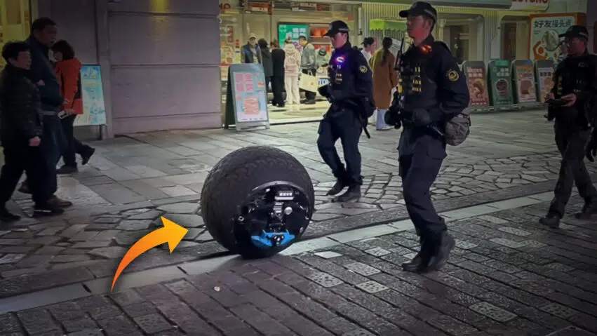 Robot policier chinois en patrouille, aux côtés de la police chinoise.
